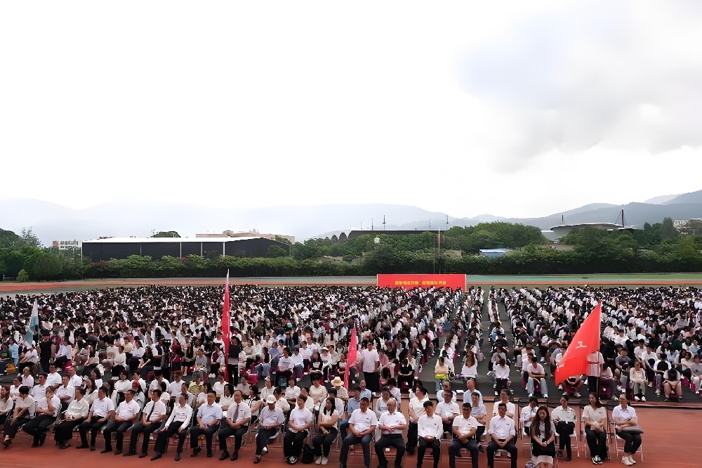 援洪都拉斯7所学校